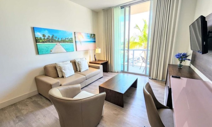 Hollywood Condo | Beach Luxury Condo w/Balcony and Rooftop Pool-CS27