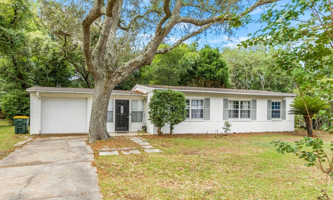Fort Walton Beach House | Beach Town Escape-Mins to Boardwalk-Pets-Firepit!
