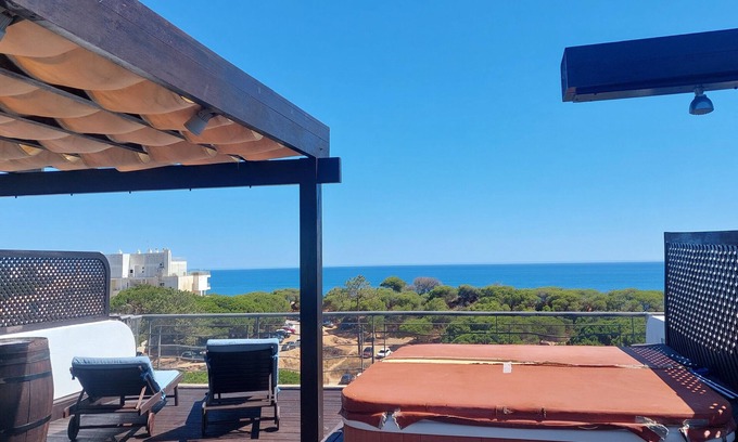 Aldeia das Acoteias Apartment | Beach View Penthouse T3,private jacuzzi & roof terrace ,500m from Praia Falesia