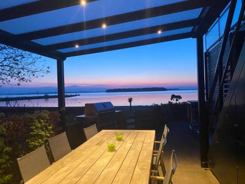 Hulshorst Villa | BEACH VILLA in erster Reihe - direkter Strandzugang - eingezäunter Garten - Dachterrasse - 2 Gartenterrassen - Terrassendach - Grill mit Plancha - XXL Meerblick - Bar - SONOS Soundanlage - Pool Whirlpool - kinderfreundlich - Hunde willkommen