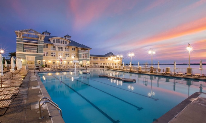 Sunset Island House | Beach Walk Lane @ 67th St, 2 Pools, FREE Linen/Towel Pkg*Beach Chairs/Beach Cart