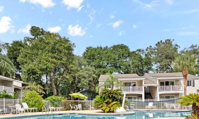 Demere Park Condo | Beach Walk -optional BIKES-Pool-Walk 2 PierVillage