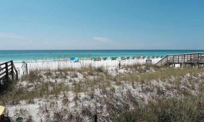 Fort Walton Beach House | Beachbums Hideaway - Unique Artsy Beachfront Townhouse