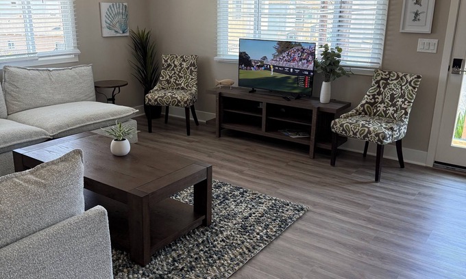Old Towne Apartment | Beachfront 2-bed, 2-bath unit with AC in Seal Beach
