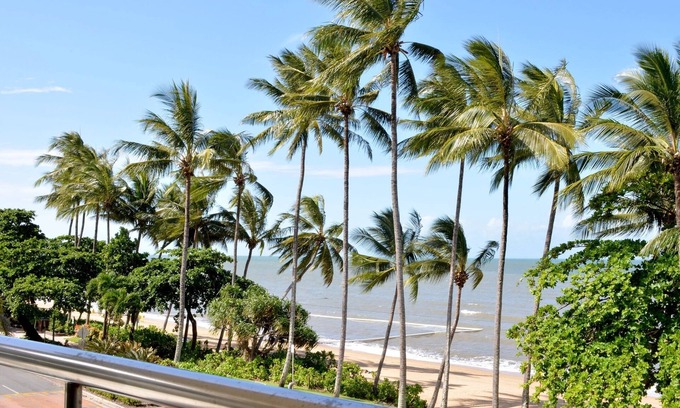 Trinity Beach Apartment | Beachfront 3-Bed with Pool & Stunning Ocean Views