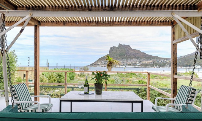 Scott Estate Apartment | Beachfront 3 Bed With Private Parking & BBQ Area