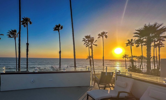 Townsite House | Beachfront-5 Bedrooms-Rooftop Patio-Private Garage-nOceanside Dolphin Villa