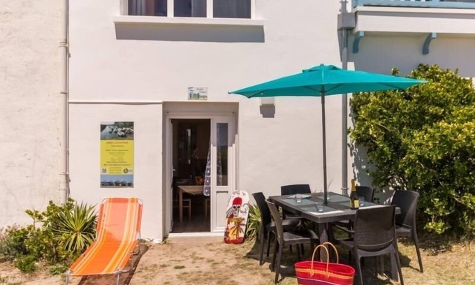 Piriac-sur-Mer Apartment | Beachfront Apartments with BBQ, Wifi, and Courtyard