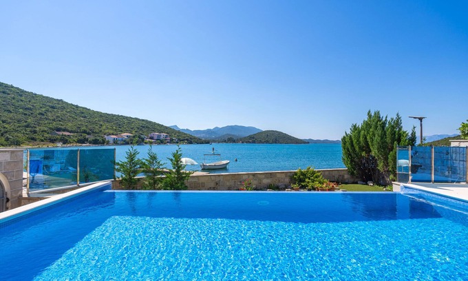 Dubrava Apartment | Beachfront Apartment house Hon with pool