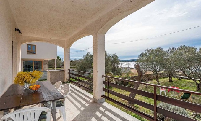 Turanj Apartment | Beachfront Apartment Lostura with sea view