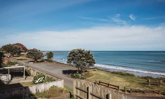 Bell Block Apartment | Beachfront Apartment with Ocean Views