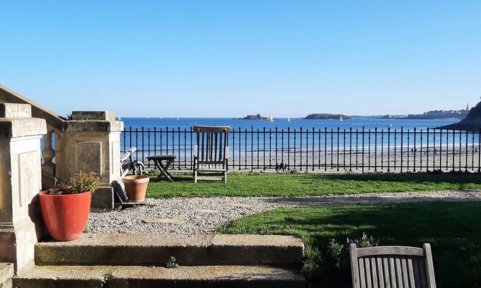 Dinard Apartment | Beachfront - Appart. 4/5pers private garden + parking .center of Dinard