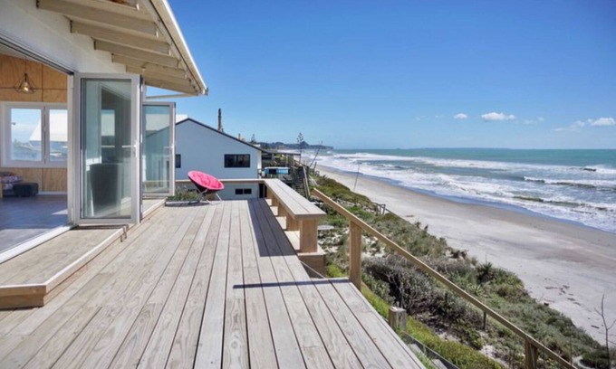 Pukehina House | Beachfront Bach with Amazing Views