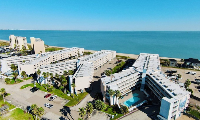 North Beach Condo | Beachfront Bliss @ North Beach-on Beach, Walking distance to Aquarium, Lexington