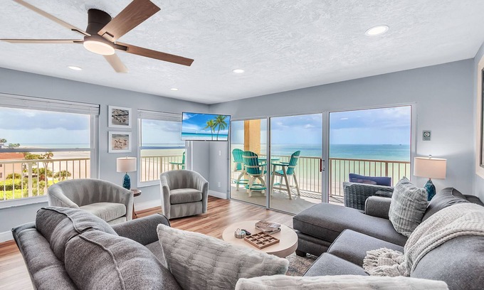 Indian Shores Condo | ☀Beachfront Condo🌴Private Balcony🌞Incredible Sunsets Nightly🐬The Pointe #401