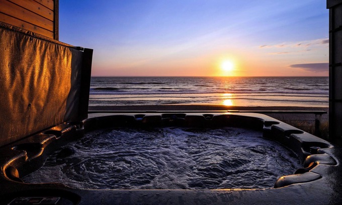 Rockaway Beach House | Beachfront Luxury 5 star, Hot Tub, Fire Pit, Spa, Arcade, ♥on the Ocean♥ 4 kings