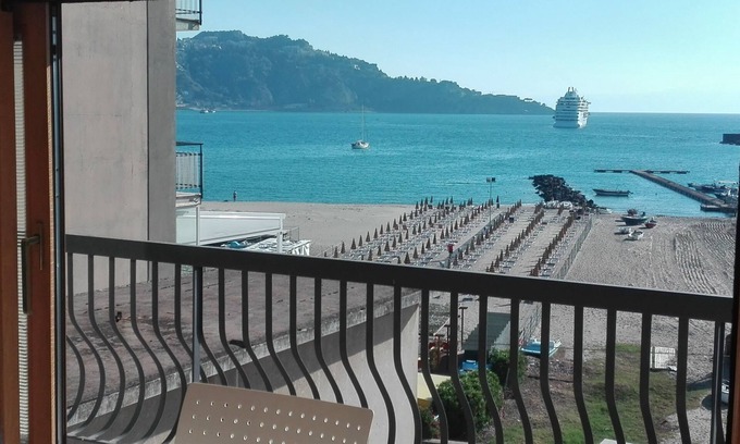 Giardini Naxos House | Beachfront Penthouse Giardini Naxos