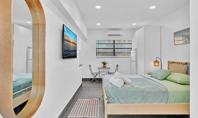 Hollywood Apartment | Beachfront & Pool ~ Near Marriott Hollywood Beach
