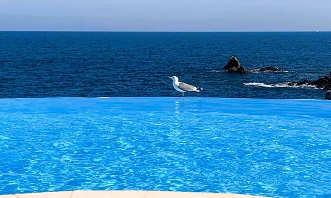 Le Trayas Apartment | Beachfront residence with heated infinity pool