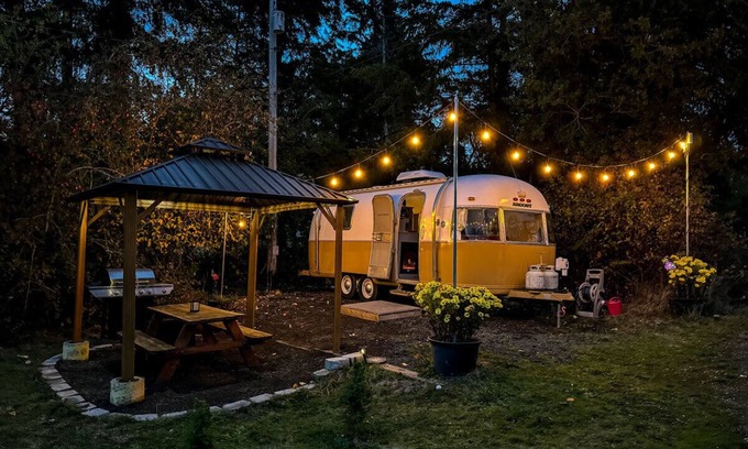Erlands Point-Kitsap Lake House | Beachfront Steampunk Airstream, Cosy Year-Round Glamping on the Kitsap Peninsula