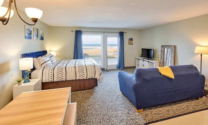 Lincoln City Condo | Beachfront Studio - No Stairs - Patio - Full Kitchen