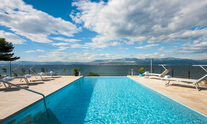 Sutivan Villa | Beachfront Villa Endora with Pool