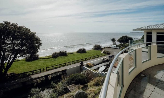 Bell Block House | Beachfront Wanaka Beachhouse with Views