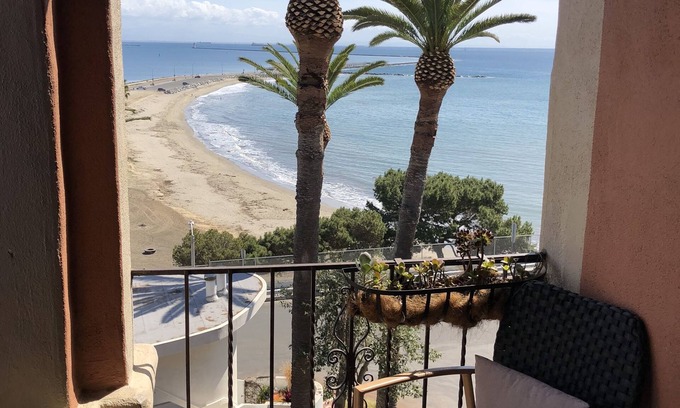 Fort MacArthur Apartment | Beachside. Bay views! Parking. Laundry.