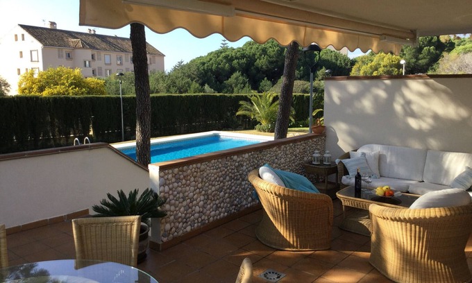Urbanizacion Marbessa Apartment | Beachside Family Apartment with Direct Pool Access