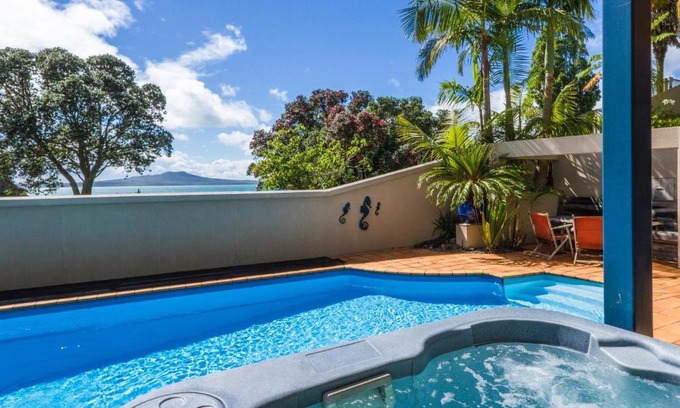 Castor Bay Apartment | Beachside Holiday - Castor Bay Holiday Apartment