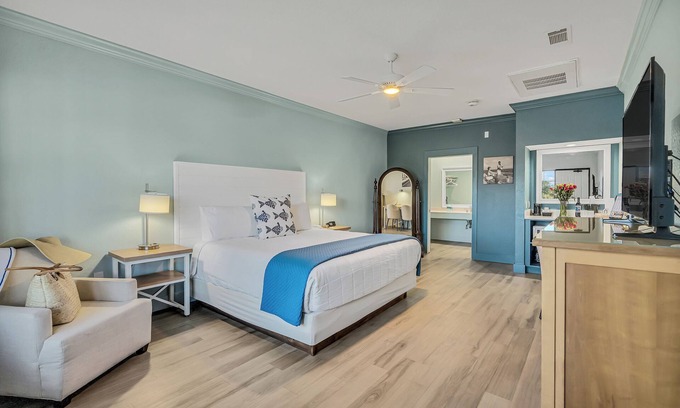 Crystal Beach Hotel | Beachside Inn/Dog Friendly Hotel/1 King Bed