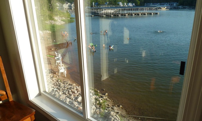 Osage Beach Condo | Beachside⭐ Lakefront ⭐ Sleeps 10 ⭐2 King & 2 Queen Beds⭐3 Full Baths