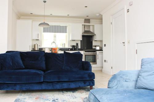 Treyarnon House | BEACHSIDE modern home, dogs welcome