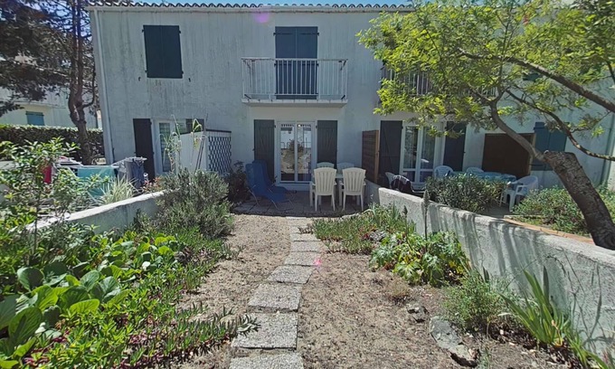 La Gueriniere Apartment | Beachside Studio with Garden - Sleeps 4, La Guérinière