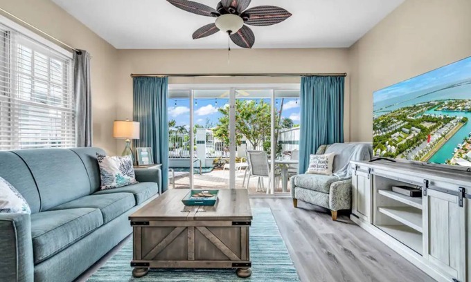 Marathon House | Beachy Townhome Perfect for a Warm Fall Getaway!