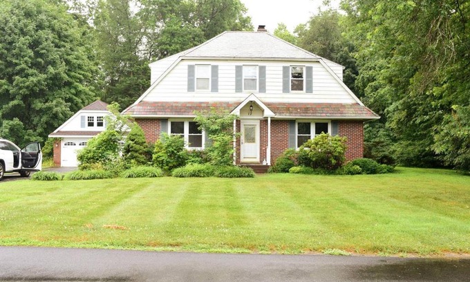 Beacon House | Beacons Great Getaway Near hike, parks, shops and art