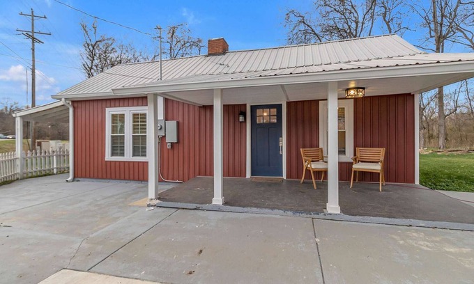 Columbia House | Bear Creek Cottage in Columbia with firepit!