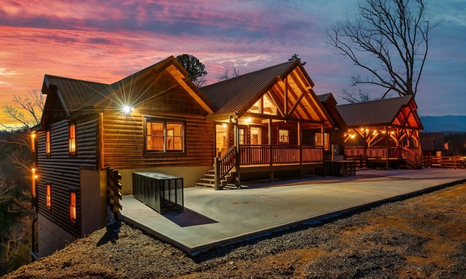 Caton Cabin | Bearfoot Bungalow - Pool, Mini Golf & Family Fun