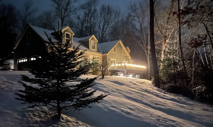 Boone House | BearHaven Lodge-Location, HOT TUB, Amazing Views!