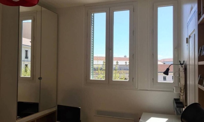 Valence Apartment | Beau Studio Avec Terrasse et Jardin Dans un Quartier Calme