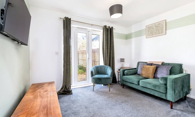 Peterborough House | Beaumont House - 2 Bedroom, 1.5 Bath with 2 off-street parking spaces - Sleeps 4