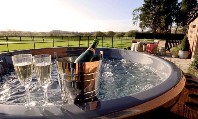 Walton House | Beautiful villa for 2 people with pool, WIFI, hot tub, TV, terrace and pets allowed