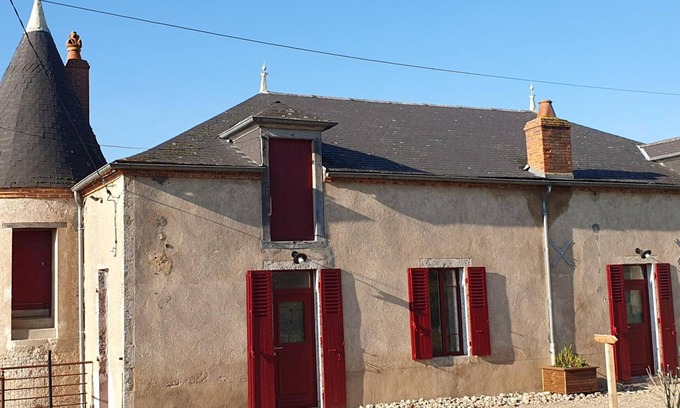 Cindre Cottage | Beautiful 19th-century restored house with terrace and garden in Cindré