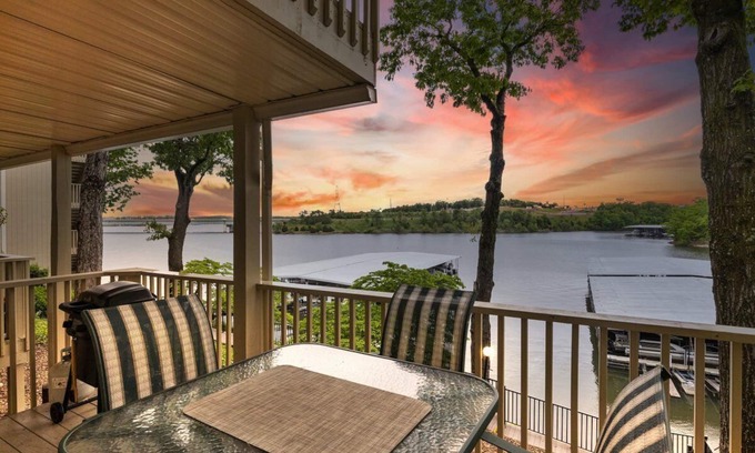 Osage Beach Condo | Beautiful 1B/1B Condo - Best Location at Lake & Waterfront View