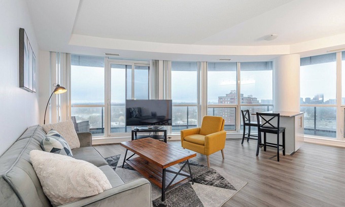Markham Condo | Beautiful 2 Bed 2 Bath with Parking