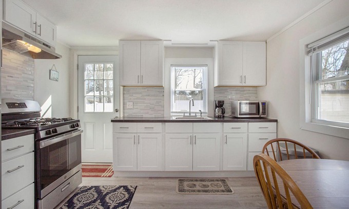 Coldwater Cottage | Beautiful 2 bed cottage by Coldwater Lake!