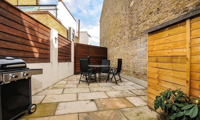 Wandsworth House | Beautiful 2 Bed House in Wandsworth with Secure Parking/ Outdoor Space