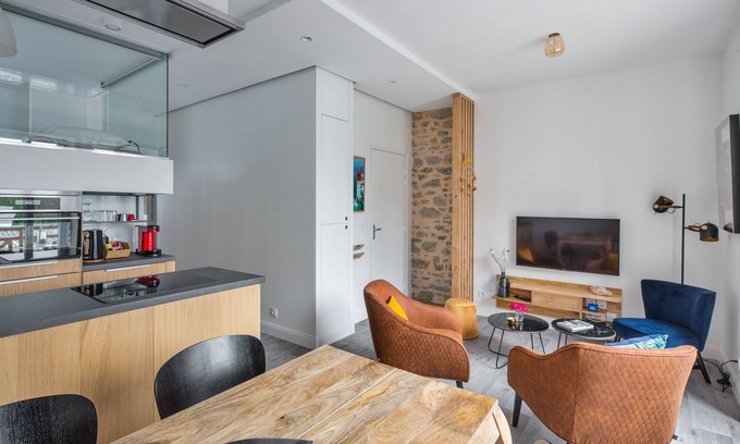 Dinard Apartment | Beautiful 2 bedroom center of Dinard, shops and beaches on foot