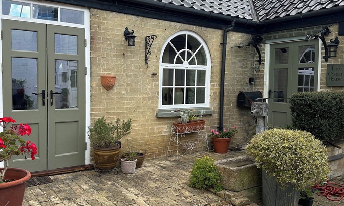 Bramerton House | Beautiful 2 bedroom Coach House near Norwich and the Norfolk Broads