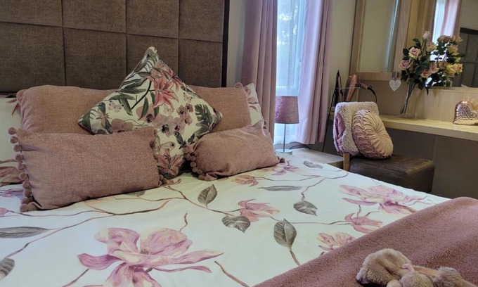 St. Florence Resort | Beautiful 2 bedroom caravan, holiday park Tenby